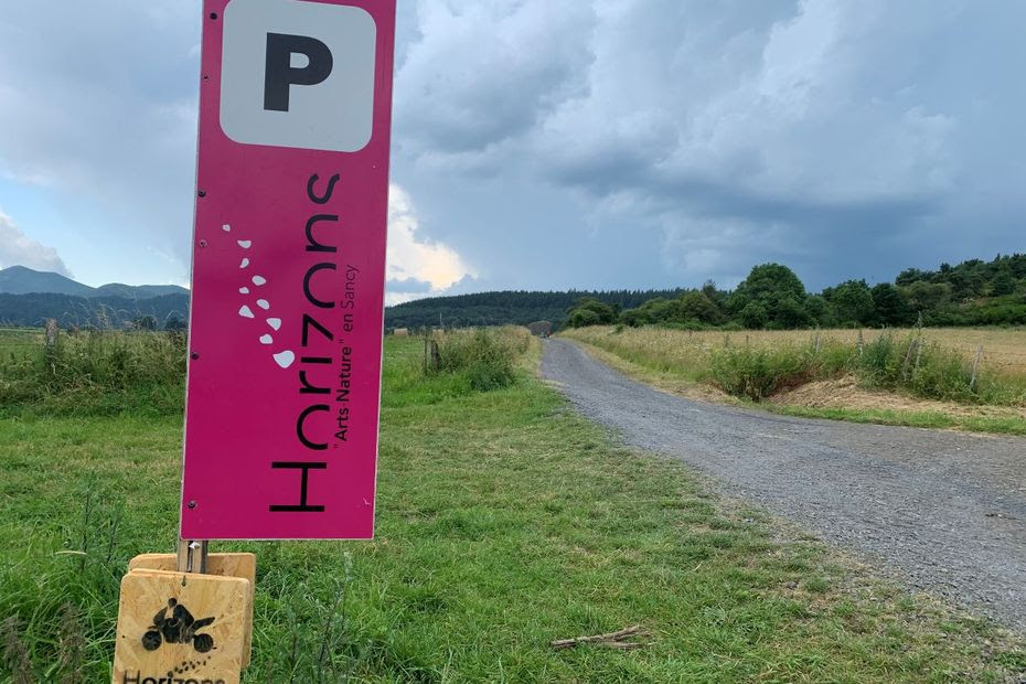 Moto : des plaques à béquilles pour se garer partout sur le parcours d’Horizons Sancy