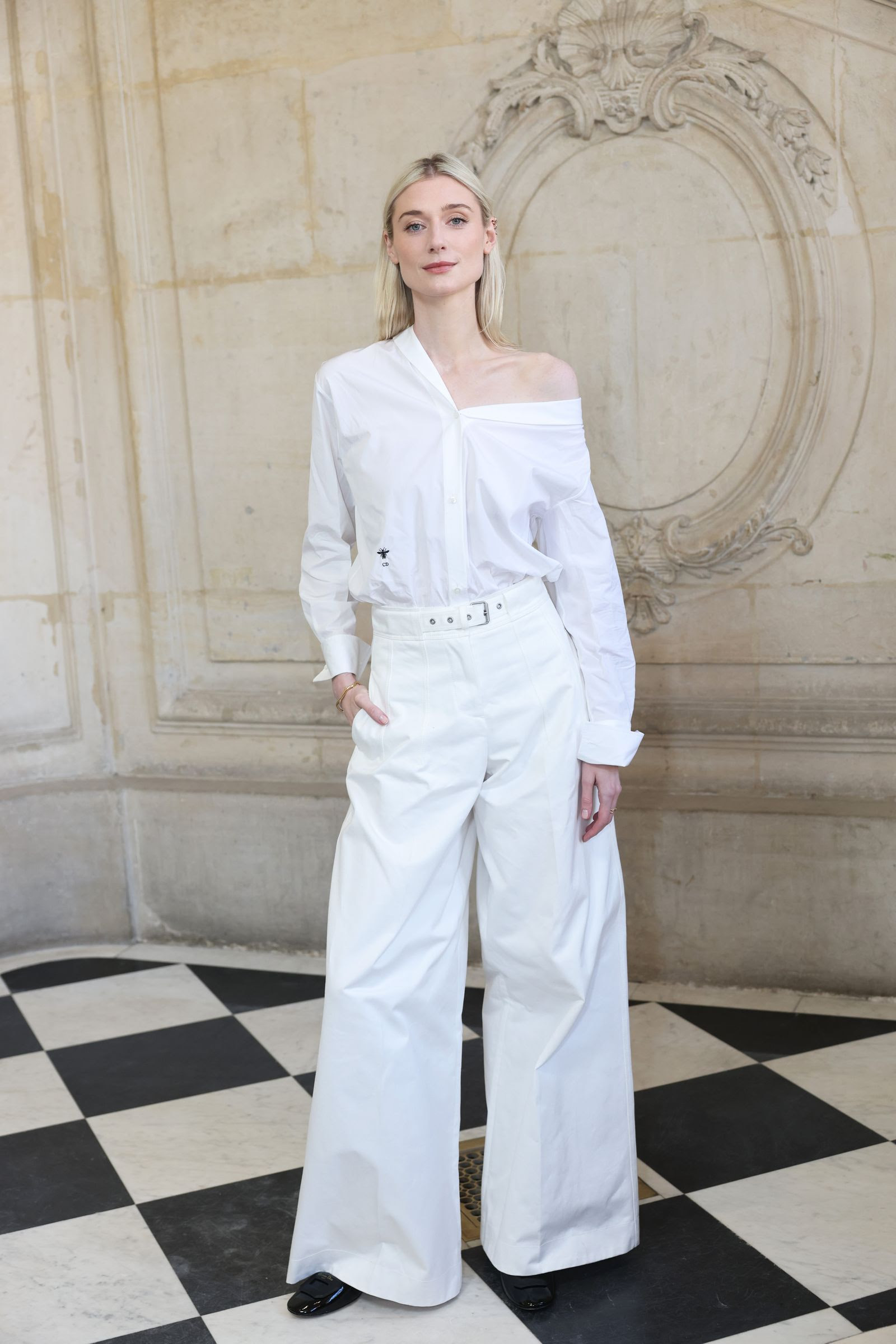 Vestir de color blanco en invierno según el street style de la semana de la Alta Costura de París