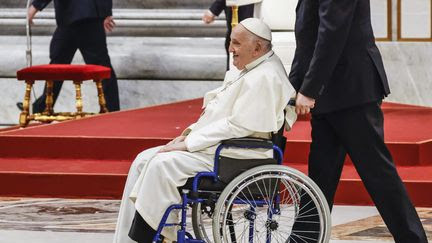 Des fidèles français inquiets pour la santé du pape, malgré les communiqués rassurants du Vatican