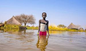 Un niño navega por las aguas de una inundación en el estado de Jonglei, en Sudán del Sur.