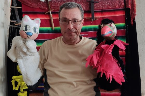 Comunicarse con títeres y marionetas mantiene con ilusión a Gabriel Solís en Maracaibo