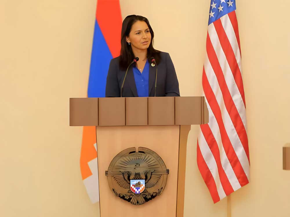 L'ancienne membre du Congrès Tulsi Gabbard s'adressant au parlement de la République du Haut-Karabakh (Artsakh) lors de sa visite en 2017.