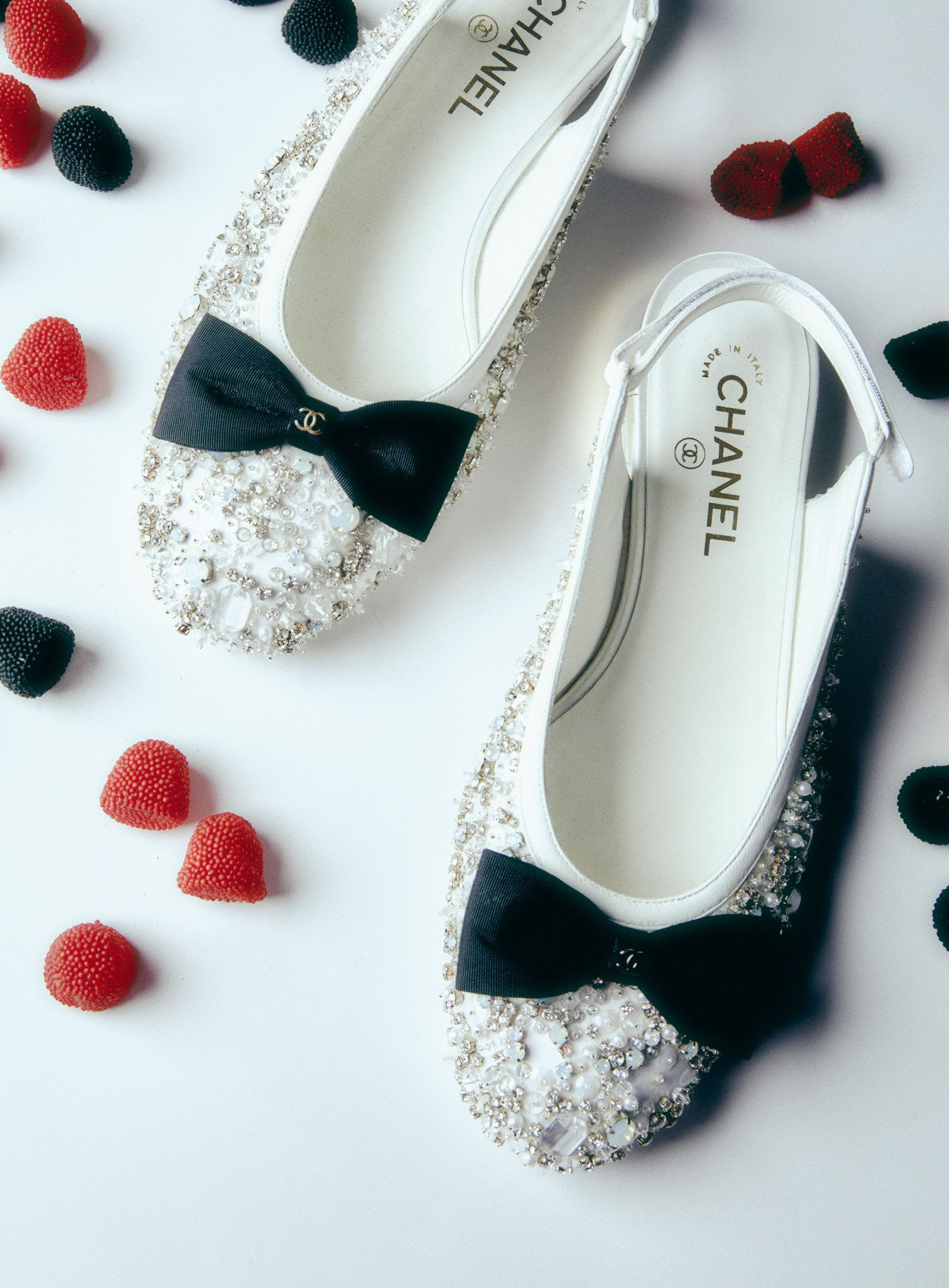Zapatos Slingback con strass y lazo de grosgrain de Chanel y golosinas de Belros.