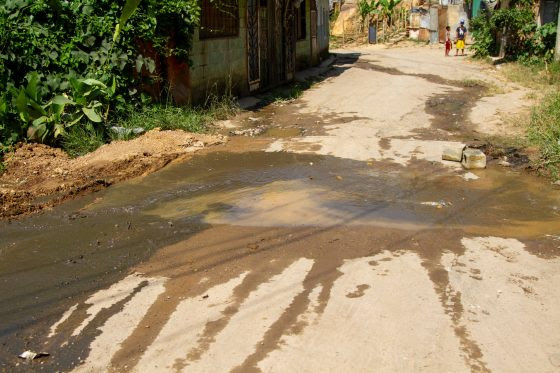 En el sector Brisas Anauco de Filas de Mariche viven entre botes de aguas negras y vías destrozadas