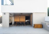 Un gran porche conectado a la piscina y el jardín ​​proporcionan un espacio ideal para el esparcimiento familiar.