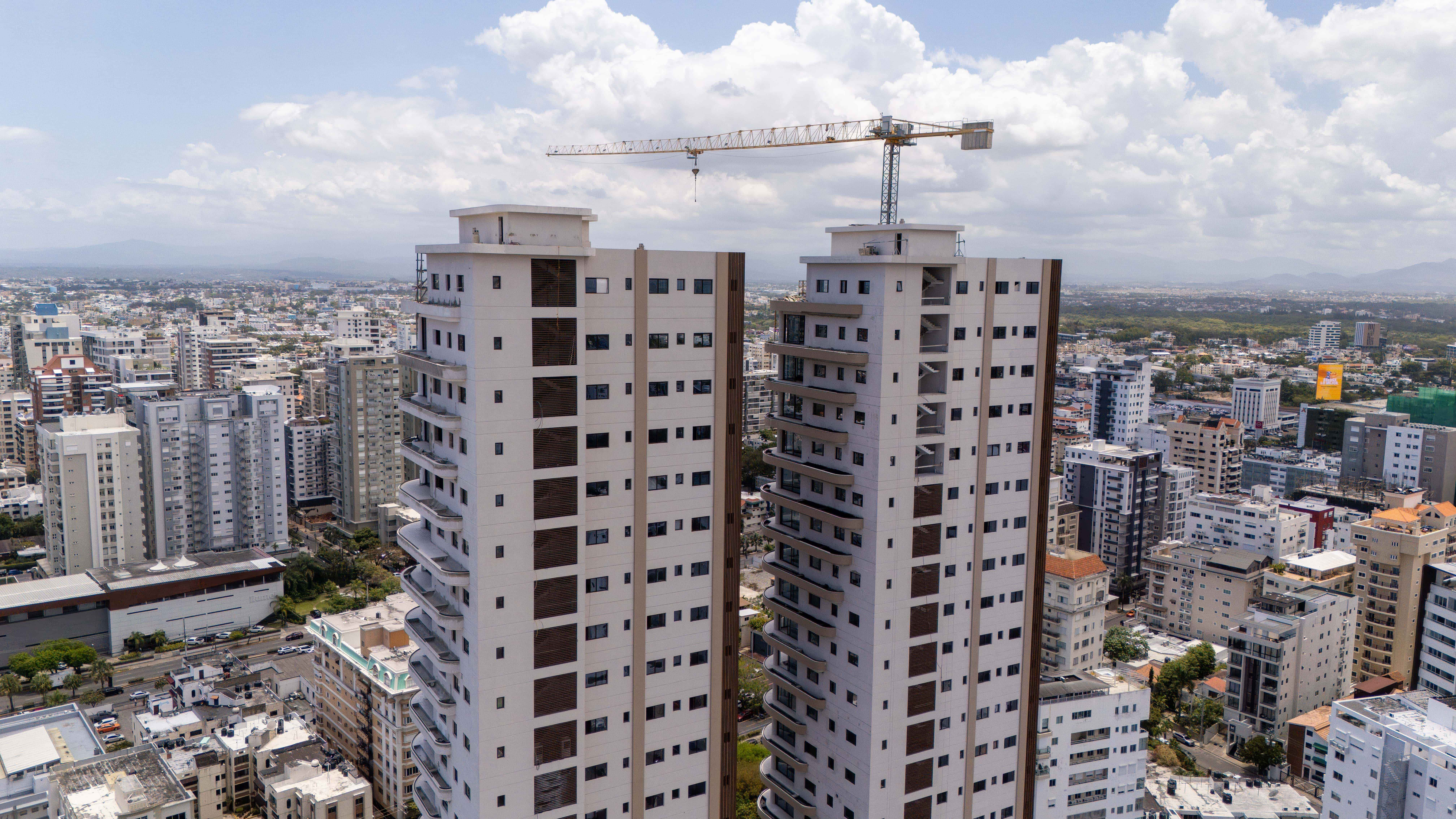 Vista de las torres Ayres, un proyecto residencial en fase de terminación que incluye un concepto de torre residencial de lujo.