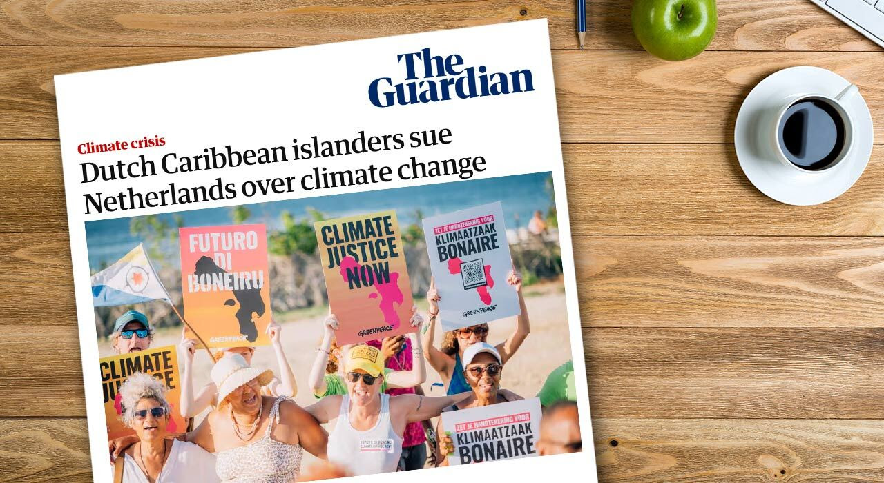 Pagina van de The Guardian met groot artikel over de klimaatzaak die inwoners van Bonaire zijn gestart.