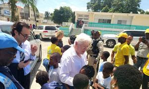 El embajador de Canadá ante la ONU y presidente del Consejo Económico y Social de la ONU, Bob Rae, se reúne con jóvenes haitianos en Puerto Príncipe.