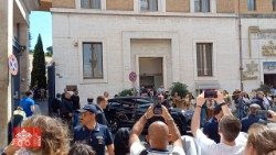 L'auto di Papa Leone XIV lascia la Curia Generalizia degli Agostiniani
