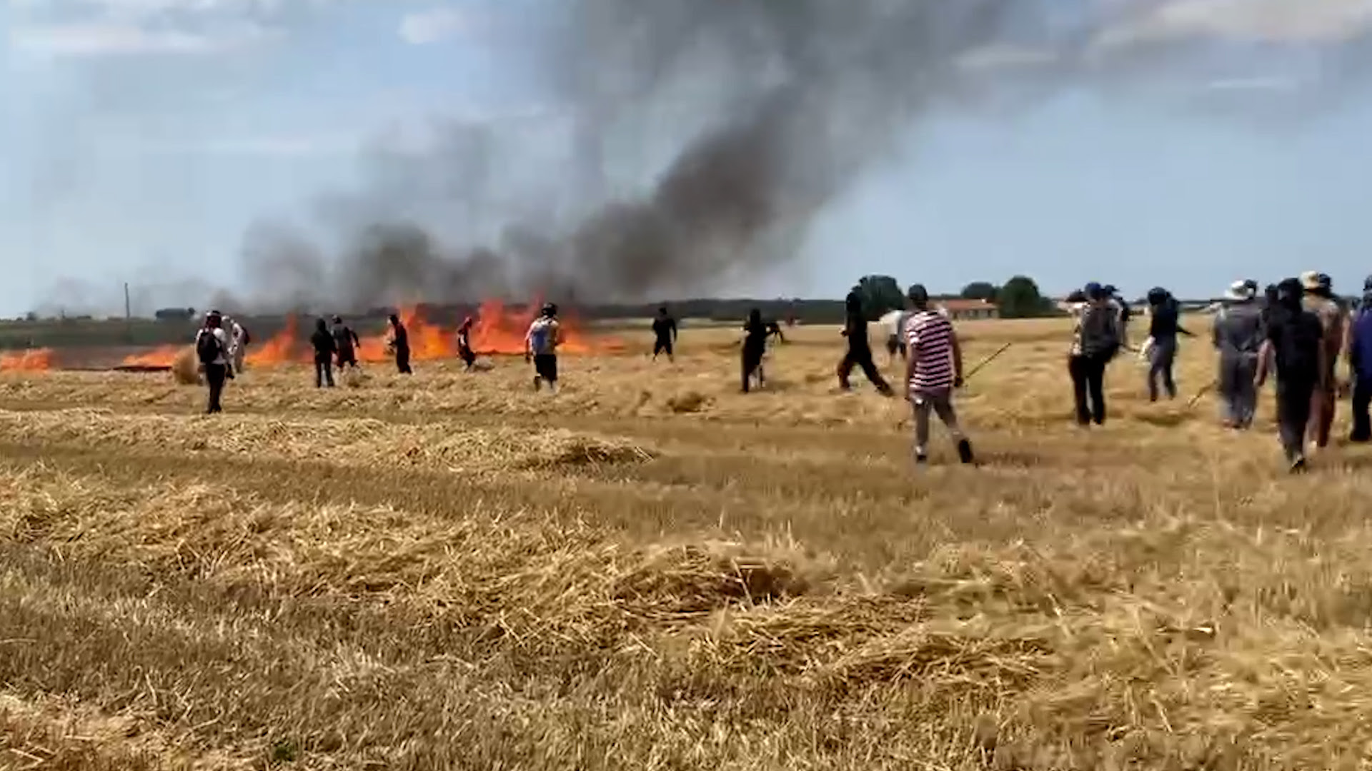 La manifestation des anti-bassines stoppée par un incendie déclenché par les gendarmes