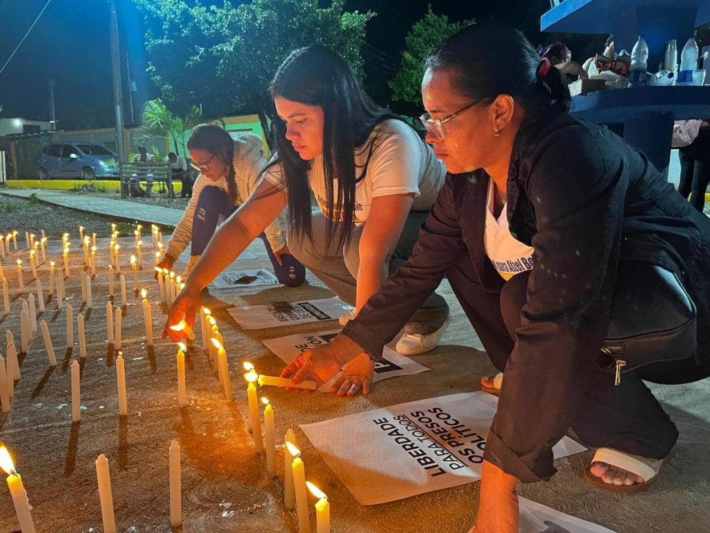 Venezolanos realizan vigilia cerca de cárcel para exigir la libertad de "presos políticos"