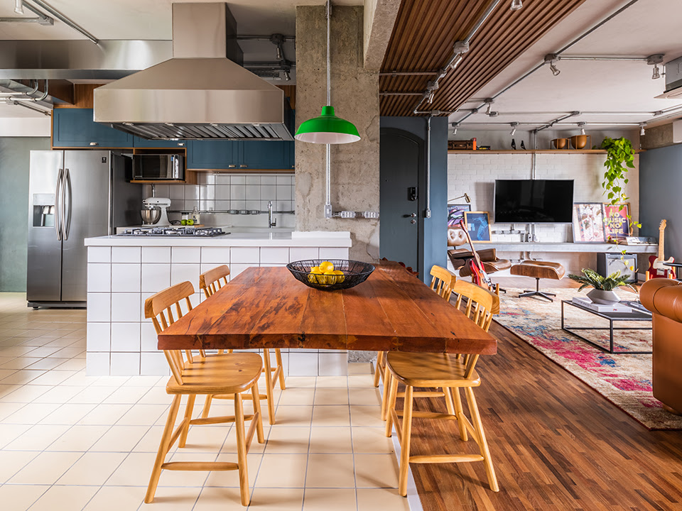 Em mais uma proposta de cozinha integrada com a área social, o arquiteto Pietro Terlizzi transformou o concreto dos pilares e vigas como parte do projeto de interiores| Foto: Guilherme Pucci