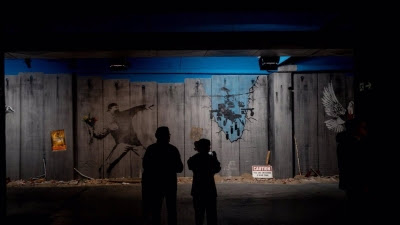 El arte urbano de Banksy llega en forma de réplica a Madrid: 