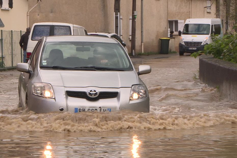 EN PHOTOS : Crues et inondations à Givors, 'cela risque d'être très long', l'A47 toujours coupée, opération de pompage en cours