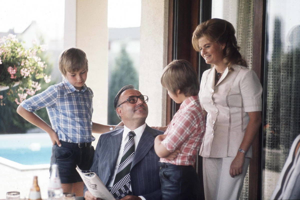 20240313-image-imago-mb-Helmut Kohl mit seiner damaligen Frau Hannelore und den Söhnen Peter und Walter (1973)