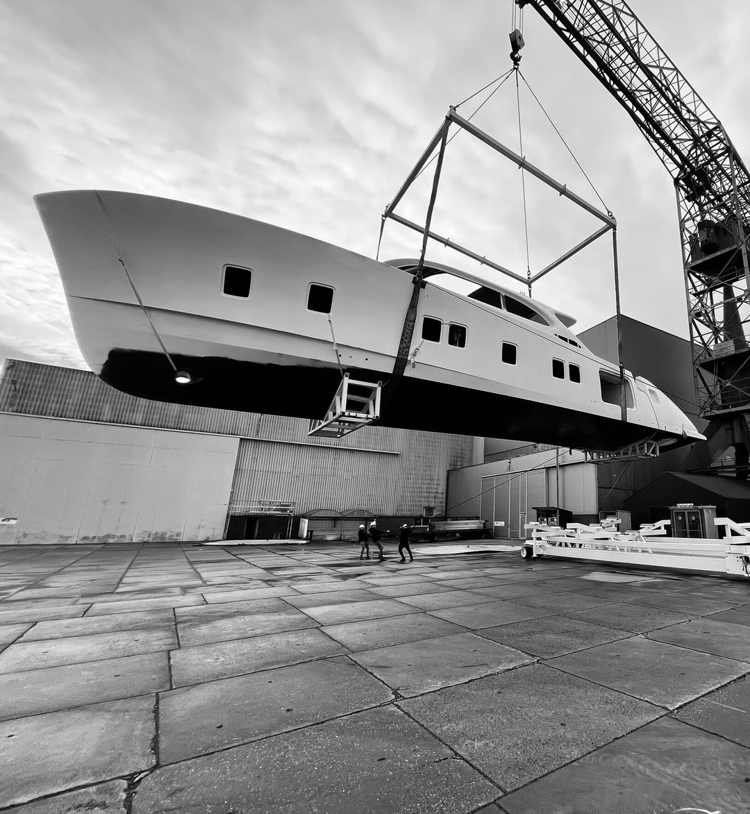 Zeelander 8 hull unloading