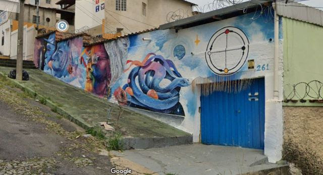 Fachada de terreiro de candomblé em Belo Horizonte, com mural artístico que retrata elementos culturais e espirituais da tradição afro-brasileira.