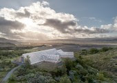 El refugio restauró y amplió un antiguo refugio de 1957, respetando su lógica formal y adaptándola a las necesidades actuales.