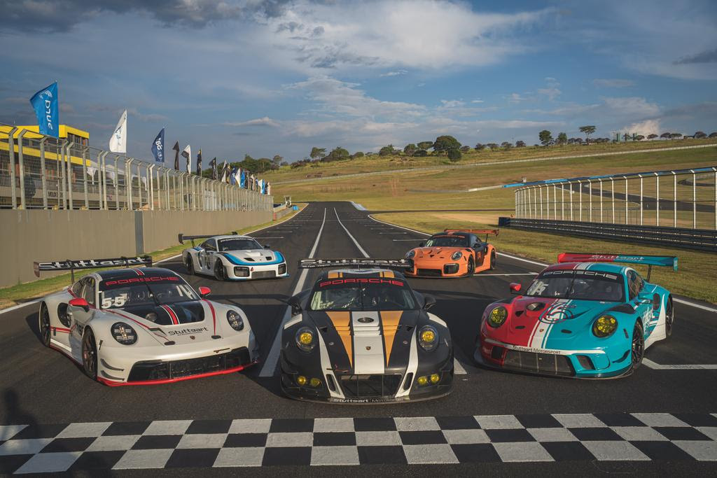 Os três 911 GT3 R, o 935 (branco) e o 911 GT2 RS Clubsport Evo (YO! Studio)