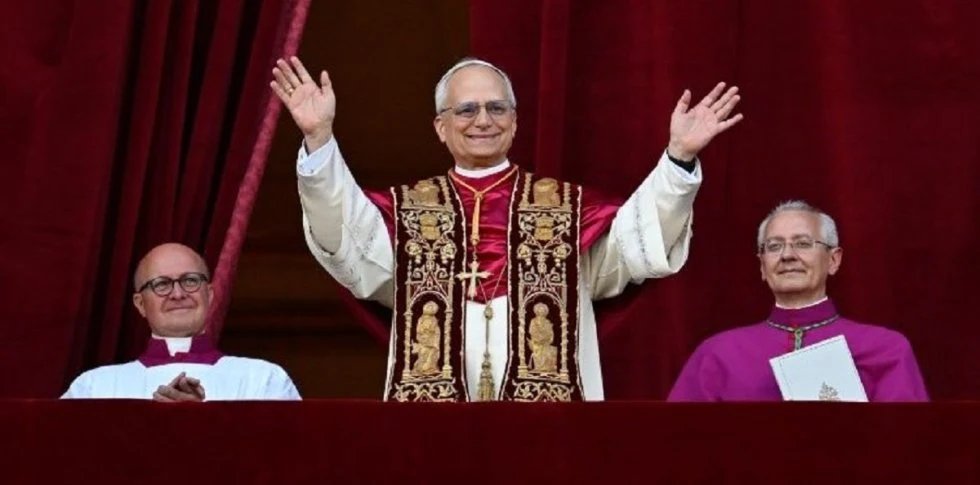 Robert Prevost, norteamericano, misionero en Perú, se asoma al balcón del Vaticano, ya como León XIV