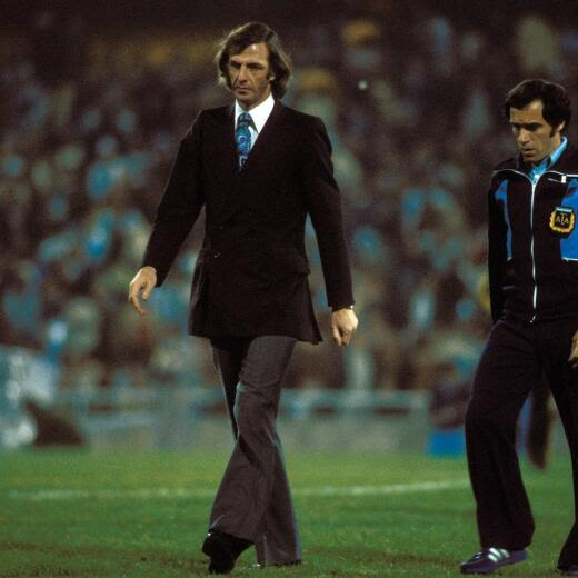 Nationaltrainer Cesar Luis Menotti (Argentinien, li.) und ein Assistent gehen nachdenklich über den Platz