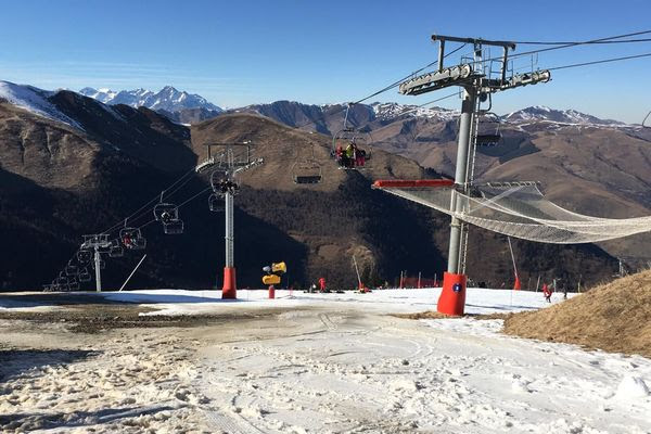 Dans les Pyrénées, la station de ski de Luchon-Superbagnères apporte de la neige par hélicoptère sur ses pistes… on touche le fond !