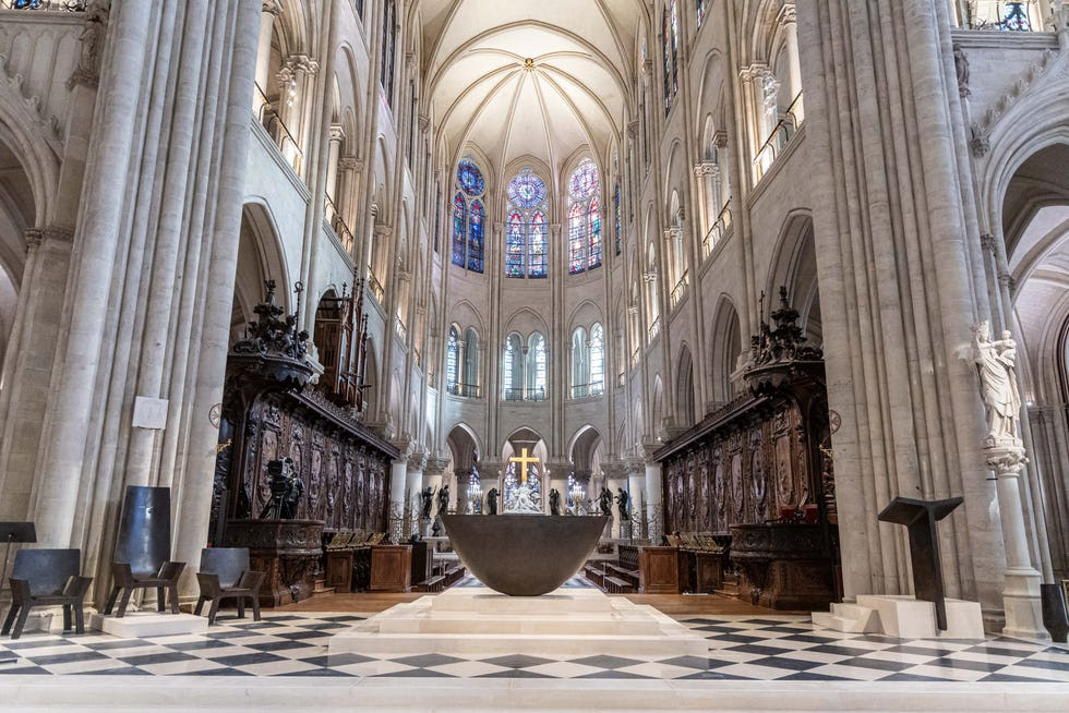 Esta fotografía muestra un nuevo altar (frente) diseñado por el artista y diseñador francés Guillaume Bardet, en la Catedral de Notre-Dame, en París.