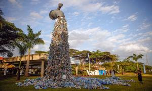 Un monumento de 9 metros de altura titulado "Cierra el grifo del plástico", obra del activista y artista canadiense Benjamin von Wong, se alza frente a la sede de las Naciones Unidas para el Medio Ambiente en Nairobi (Kenia).