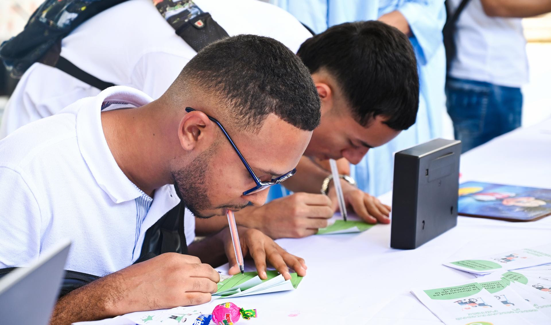 Estudiantes participando en una actividad inclusiva