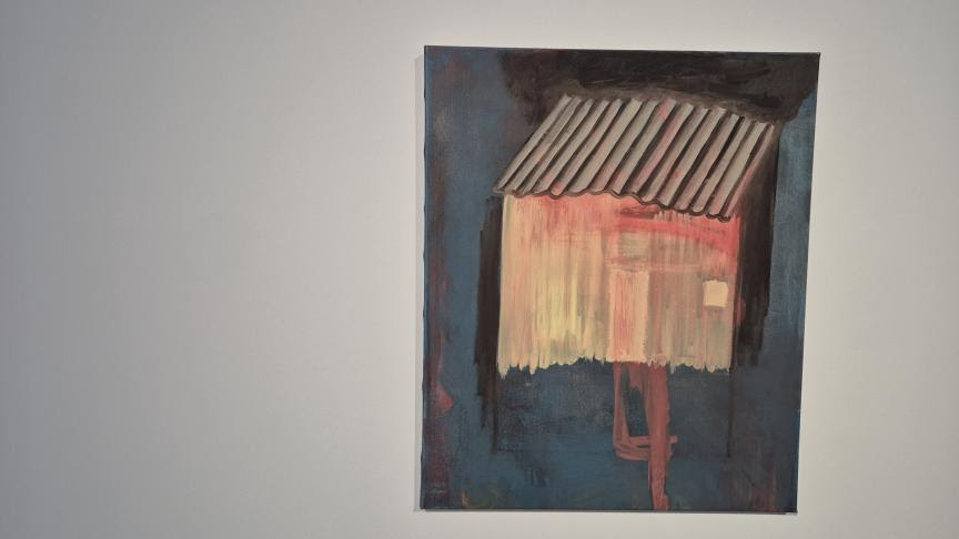 Dans « Tôle ondulée (Moké) », Walter Swennen semble faire flotter dans le vide une cabane fragile, dans une peinture dédiée à l’artiste congolais Moké.