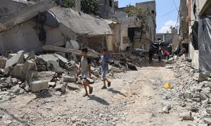 Niños y sus familias huyen de sus hogares, caminando entre los escombros de carreteras y edificios destruidos en el campo de refugiados de Yenín, en el norte de Cisjordania (archivo).