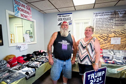 Chuck and Jodi Pflugh buy a Trump 2024 lawn sign at the headquarters of the United Republicans of Butler County. ((Noah Goldberg / Los Angeles Times))