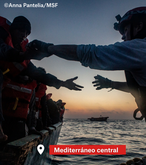 Rescate de una embarcación a la deriva por parte del equipo de salvamento del Geo Barents en el Mediterráneo central. 