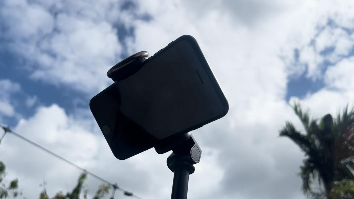 Eclipse solar 2024: cómo sacar una foto con el celular sin dañar la cámara (ni tus ojos)