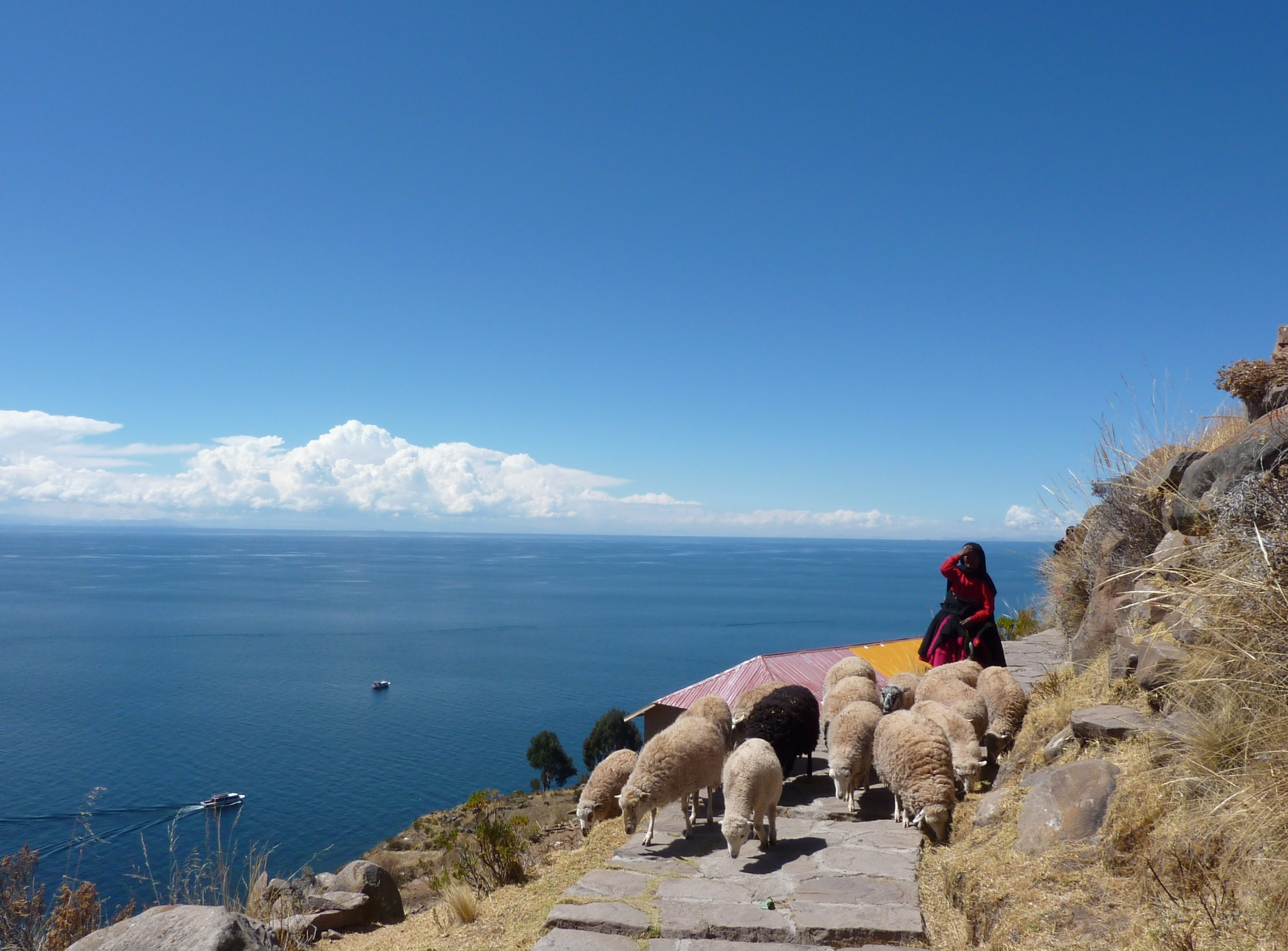 Escena cotidiana en la isla de Taquile., Lago Titicaca