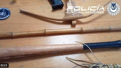 Sucesos.- Requisan una escopeta, un bate de béisbol y una ballesta artesanal al conductor de un coche en Vallecas