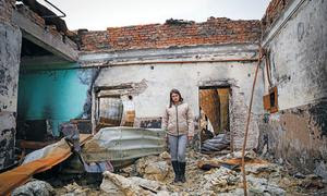 Una mujer en un edificio bombardeado en la ciudad de Pokrovsk, en la región ucraniana de Donetsk.