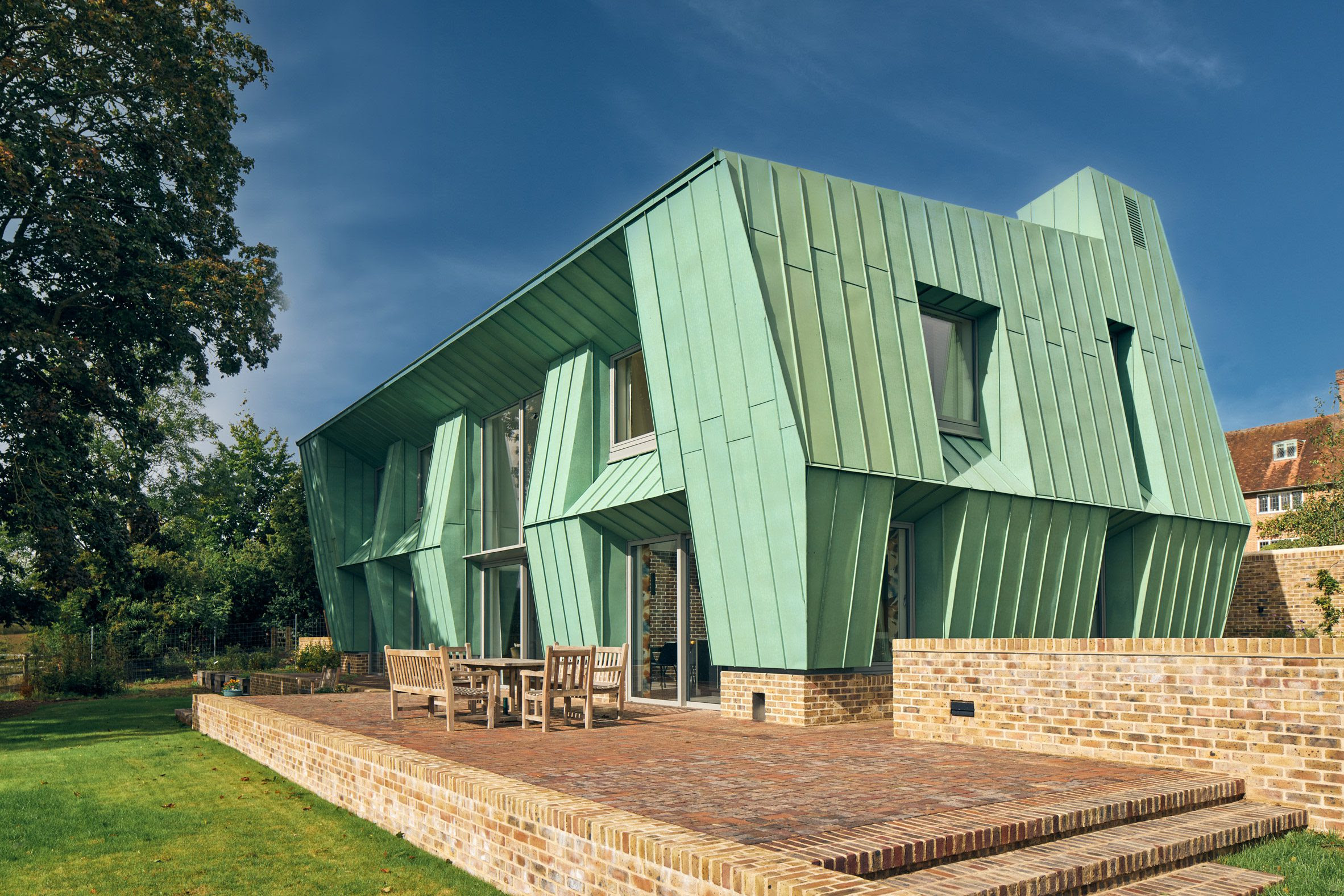 Diseñada por Adrian James Architects, la Cooper Bottom se sitúa en lo alto de Harcourt Hill, rodeada de praderas y con vistas panorámicas a Oxford.