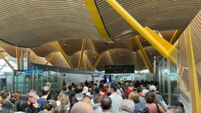 El control de pasaportes en la T4S de Barajas se colapsa con colas de una hora por falta de personal