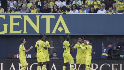 El Villarreal golea al Sevilla con olor a despedida de Baena