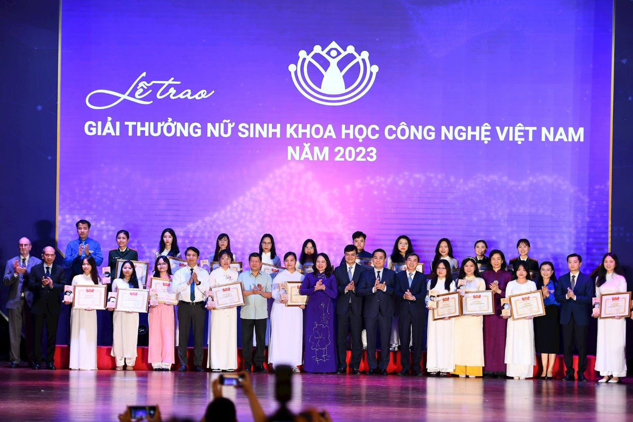 7 sinh viên ĐHQG-HCM nhận Giải thưởng Nữ sinh KHCN Việt Nam 2023