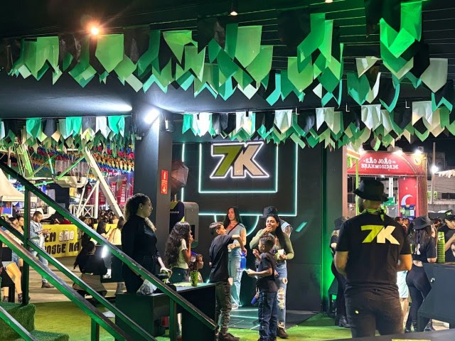 Estande da Bet 7K. Empresa é uma das três principais patrocinadoras da festa de São João de Campina Grande