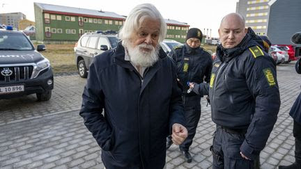 Paul Watson détenu au Groenland : son avocat en appelle à 'l'autorité politique' française pour lui attribuer la nationalité française