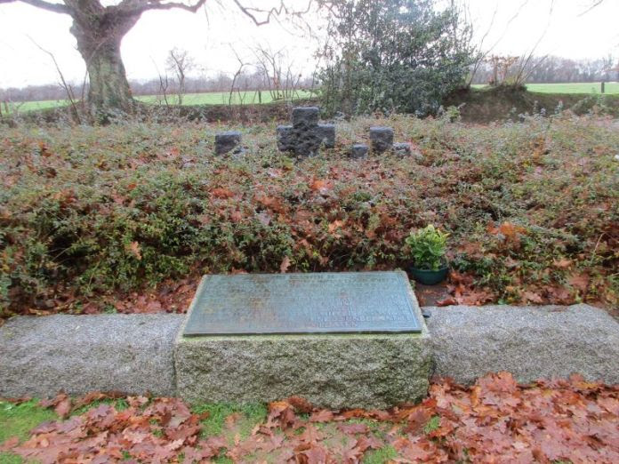 La fosse commune du cimetière militaire allemand de Normandie où Nathan Baskind a été enterré sous trois croix.