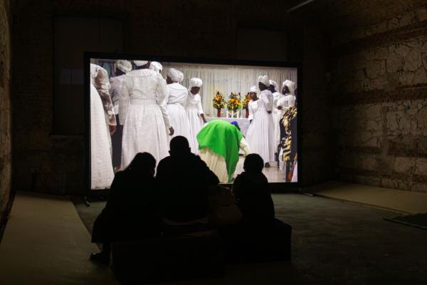 Uno scatto dall'opening di TOMORROWS - A Land of Water con l'opera di Alberta Whittle, between a whisper and a cry, 2019, ph. Nicolò Lucchi