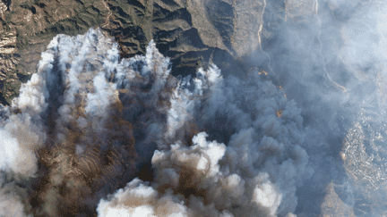 AVANT/APRES. Incendies à Los Angeles : vues du ciel, les flammes et les fumées massives montrent l'ampleur de la catastrophe