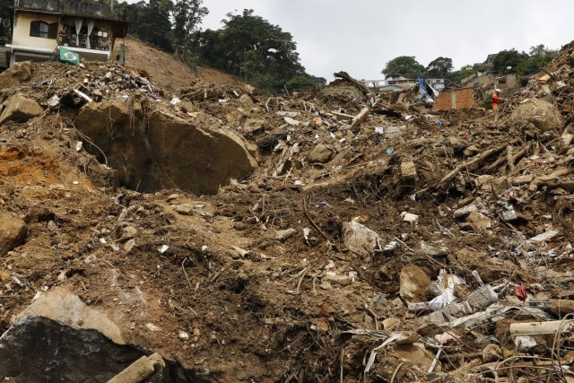 Deslizamento de terra em Petrópolis, RJ, após forte chuva