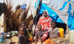 Una familia de refugiados sudaneses se refugia en Adre, en la frontera con Chad.