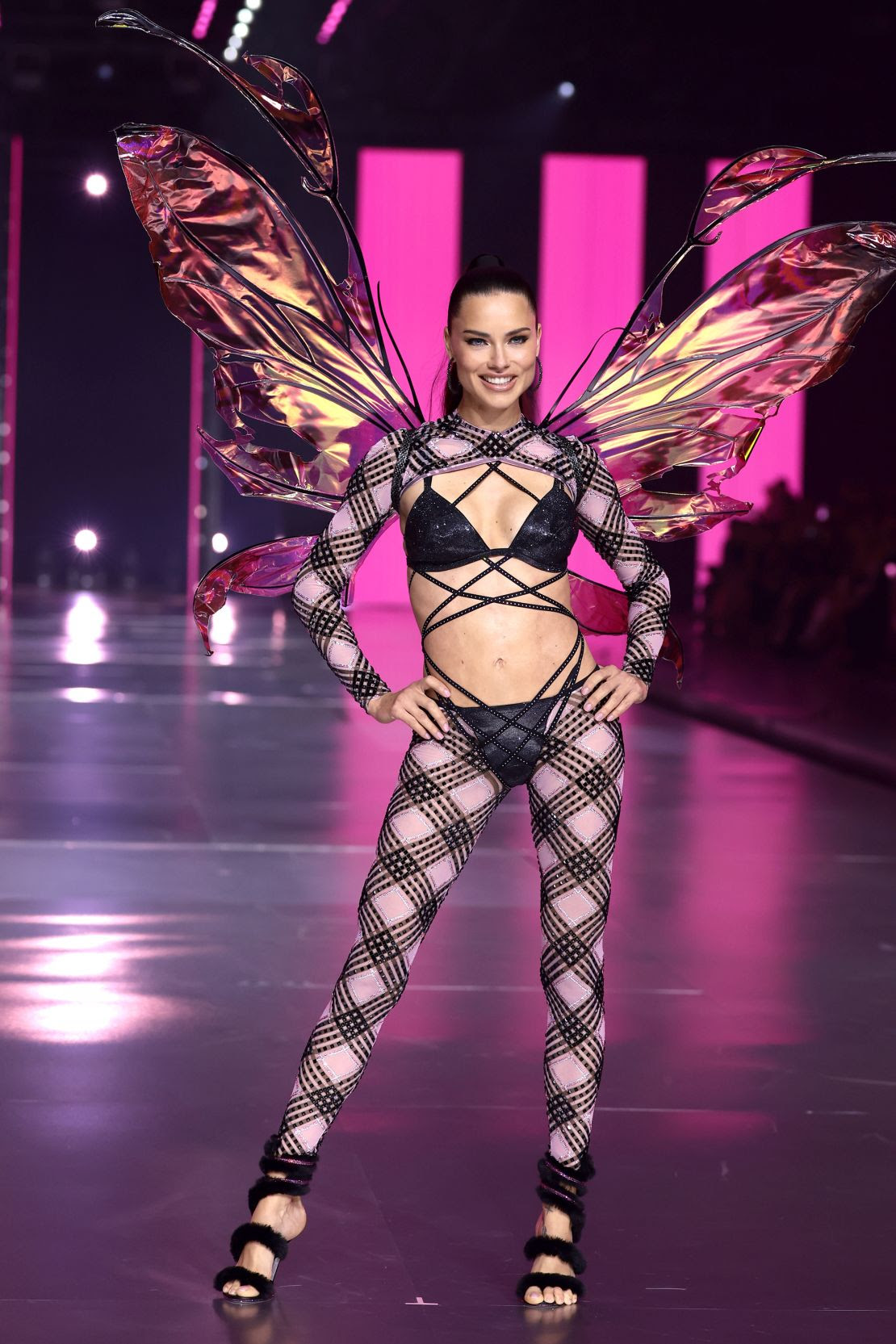 Adriana Lima camina por la pasarela del Victoria's Secret Fashion Show 2024.