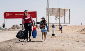 Una familia venezolana hace un viaje muy largo desde la frontera sur de Perú a Lima.